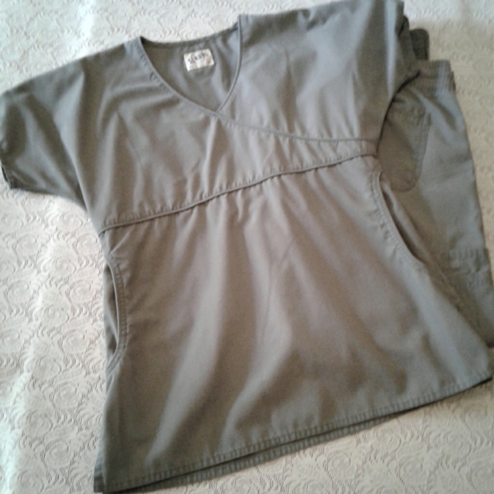 🌺 Almost New SCRUBS Gray Scrub Set